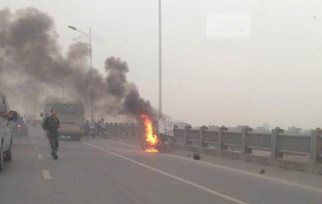 HN: Xe máy bốc cháy dữ dội trên cầu Vĩnh Tuy - 1