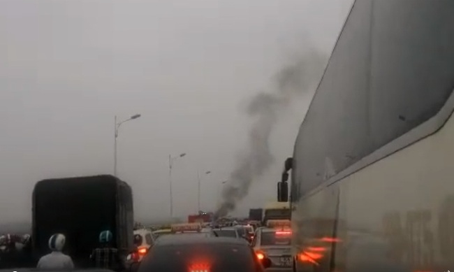 HN: Xe máy bốc cháy dữ dội trên cầu Vĩnh Tuy - 2