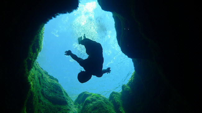 Giếng Jacob’s là một dòng suối tự nhiên sâu khoảng 30m ở bang Texas, Mỹ. Nhiều người bơi lặn đã bỏ mạng khi khám phá độ sâu của giếng nước bí ẩn này.