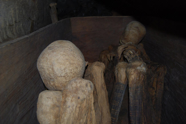 Hang xác ướp Kabayan nằm trong những ngọn núi hẻo lánh ở Philippines là khu vực lưu giữ nhiều xác ướp nguyên vẹn nhất thế giới.