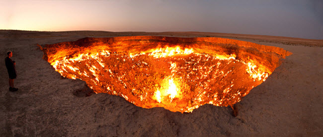 Cổng Địa Ngục ở Turkmenistan thực chất là một hố khí ga cháy liên tục suốt 40 năm qua. Nhện là loại động vật duy nhất thích sống ở khu vực này khi có hàng nghìn con nhện giăng lưới quanh miệng hố.