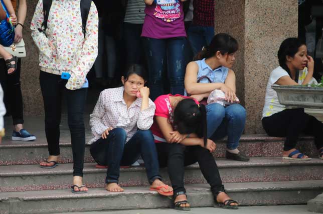 HN: Người dân đứng ngồi vạ vật chờ xe về nghỉ lễ - 1