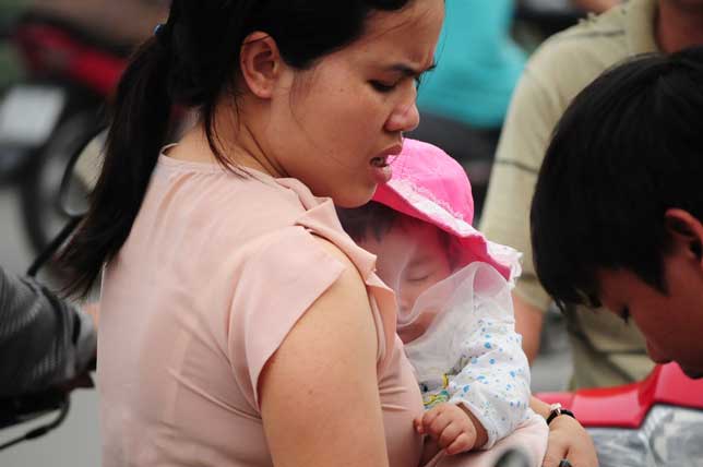 HN: Người dân đứng ngồi vạ vật chờ xe về nghỉ lễ - 2