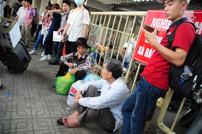 HN: Người dân đứng ngồi vạ vật chờ xe về nghỉ lễ - 3
