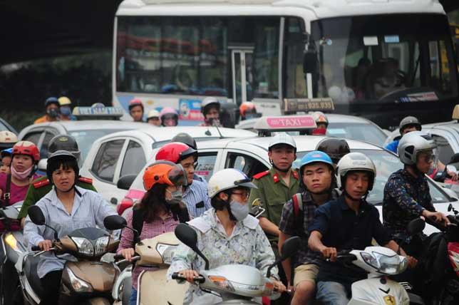 HN: Người dân đứng ngồi vạ vật chờ xe về nghỉ lễ - 4