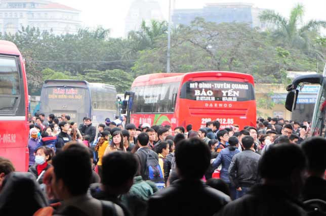 HN: Người dân đứng ngồi vạ vật chờ xe về nghỉ lễ - 6