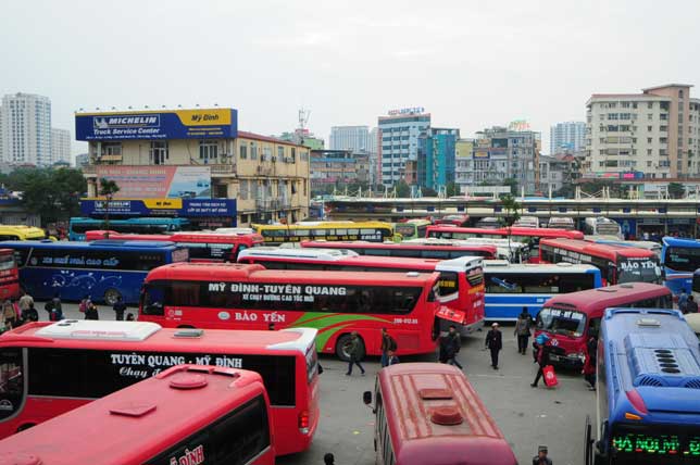 HN: Người dân đứng ngồi vạ vật chờ xe về nghỉ lễ - 7