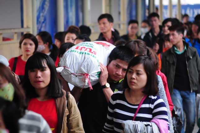 HN: Người dân đứng ngồi vạ vật chờ xe về nghỉ lễ - 8