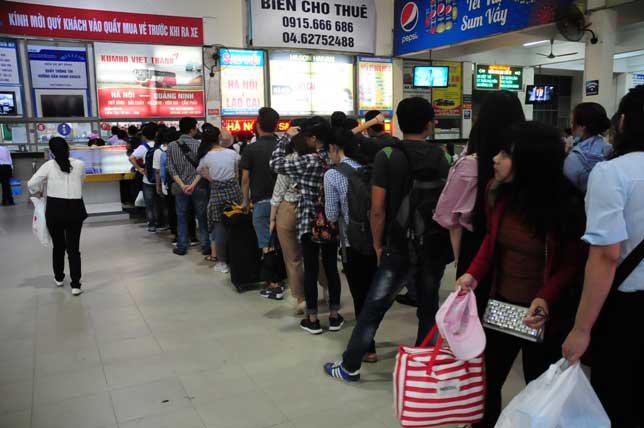 HN: Người dân đứng ngồi vạ vật chờ xe về nghỉ lễ - 9