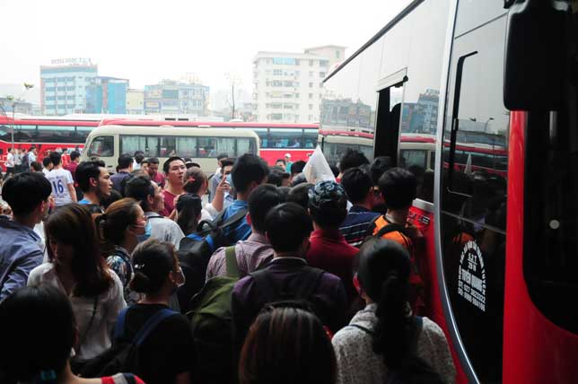 HN: Người dân đứng ngồi vạ vật chờ xe về nghỉ lễ - 11