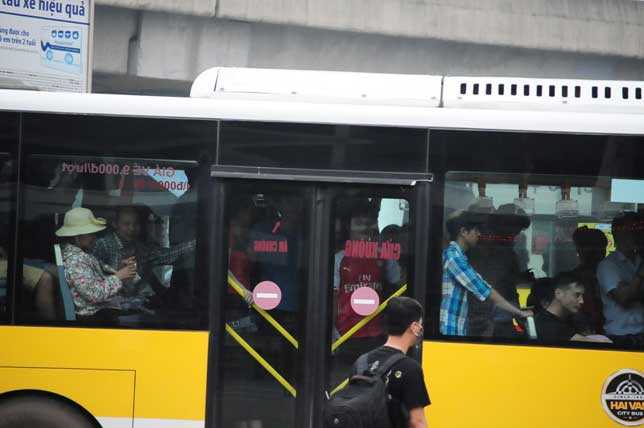 HN: Người dân đứng ngồi vạ vật chờ xe về nghỉ lễ - 12