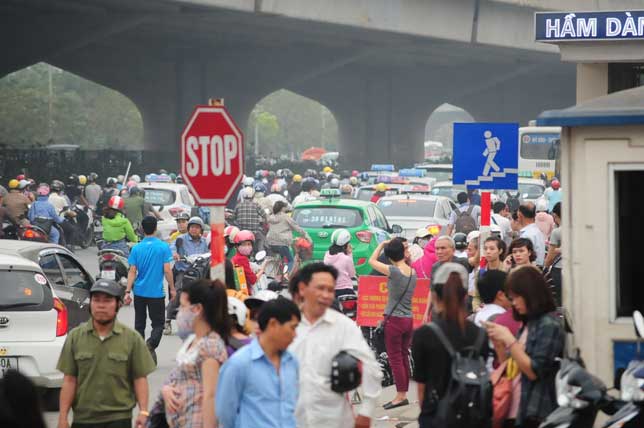HN: Người dân đứng ngồi vạ vật chờ xe về nghỉ lễ - 14