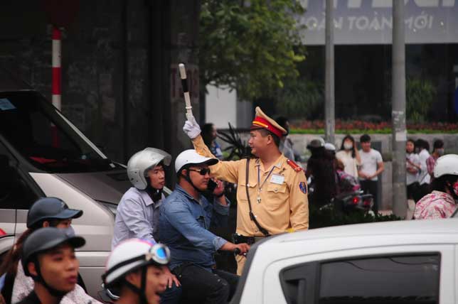 HN: Người dân đứng ngồi vạ vật chờ xe về nghỉ lễ - 15