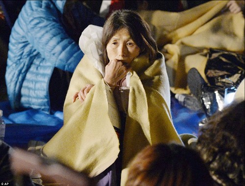 Ảnh: Nhật Bản đổ nát, 1000 người bị thương sau động đất - 1
