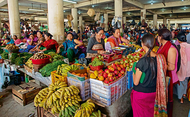 Khu chợ có tên Ima Keithel còn có tên Khwairamband Bazar. Trong đó Ima Keitherl có nghĩa là “chợ của mẹ”, là khu chợ được coi như“thiên đường phụ nữ” lớn nhất thế giới khi không có một bóng dáng người đàn ông nào. 