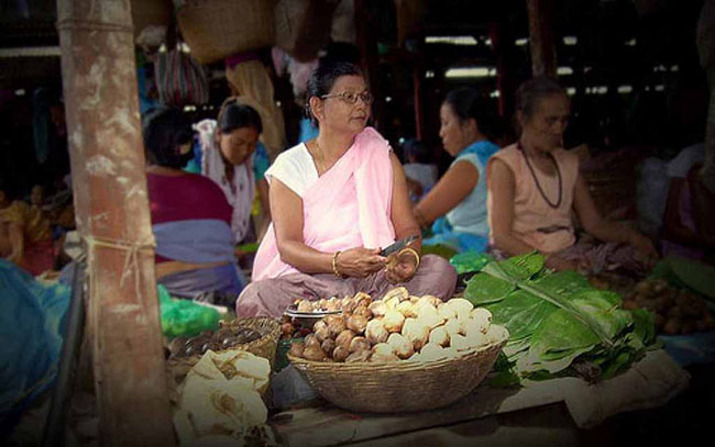 Ngoài ra trong chợ còn có sản phẩm may mặc truyền thống như Manipur, mỹ phẩm và cả đặc sản địa phương. Hầu hết các cửa hàng đều được truyền từ mẹ sang con gái hoặc con dâu. 