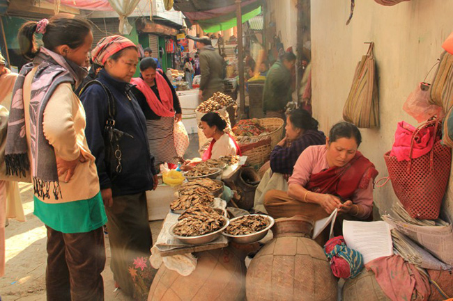 Người mua kẻ bán lúc nào cũng tấp nập tại chợ Imal Keithel, thu hút đông đảo khách du lịch đến thăm quan.