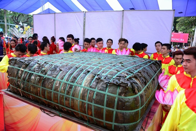 TPHCM: Dâng lễ vật khổng lồ lên vua Hùng ngày Giỗ Tổ - 1