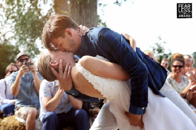 Nụ hôn ngọt ngào của cô dâu và chú rể luôn là khoảnh khắc được chờ đợi nhất trong lễ cưới. 