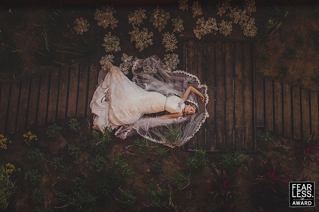 Bức ảnh mang tên "Cô dâu mơ màng". Có lẽ, cô dâu này cũng hạnh phúc khi được khoác lên mình tấm áo cưới. 
