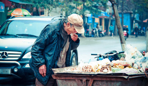 Rơi nước mắt với bức ảnh cụ già ăn đồ thừa ở xe rác - 1