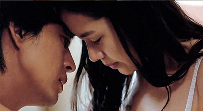 Trong lần đóng chung với nam diễn viên Bae Yong Joon trong Tuyến tháng tư (năm 2005), Son Ye Jin có những cảnh nóng tay đôi trong vai ngoại tình.