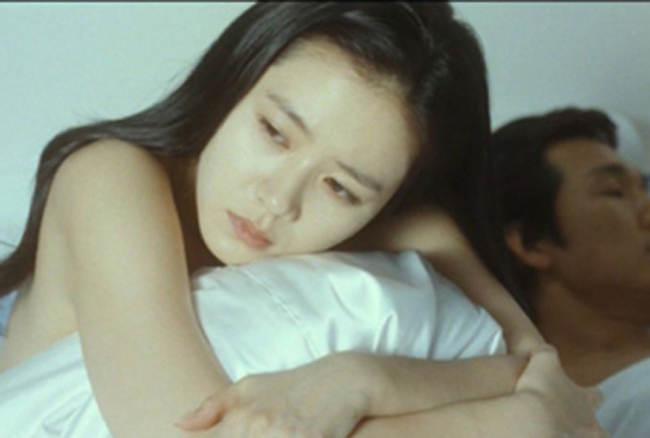 Trong bộ phim White Night, Son Ye Jin cũng hóa thân xuất sắc vào vai một nữ sinh có hoàn cảnh éo le, từng bị cưỡng đoạt và phải chia tay người mình yêu.