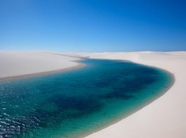 Những hồ nước nằm giữa các cồn cát trong vườn quốc gia Lençóis Maranhenses ở Brazil thu hút rất đông du khách vào thời điểm từ tháng 7 đến tháng 9 hàng năm.