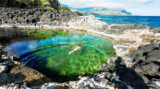 Nằm ở phía bắc đảo Kauai thuộc quần đảo Hawaii, bể bơi tự nhiên Queen’s Bath là một trong những địa điểm bơi lội khiến nhiều người mơ ước.