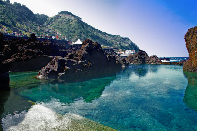 Các bể bơi tự nhiên ở ngôi làng Porto Moniz có nồng độ muối cáo, giúp du khách có cảm giác rất dễ chịu khi ngâm mình trong đó.