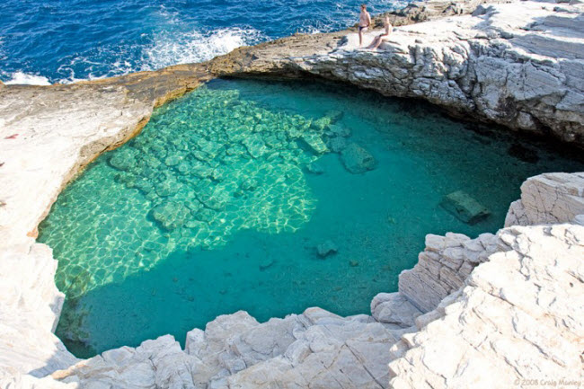Hồ nước độc đáo hình thành ngay sát bờ biển tại ngôi làng Astris ở Hi Lạp. Nước trong hồ được cung cấp từ biển Aegean ngay sát đó nhưng có nhiệt độ ấm hơn.