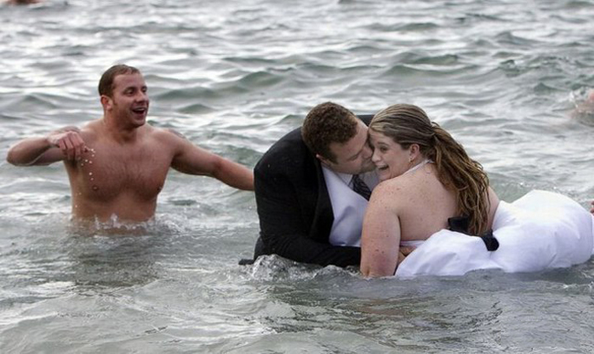 Haha, chụp ảnh cưới lại mà xuống biển làm gì?