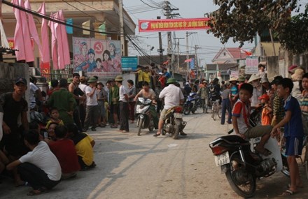 Thót tim kể chuyện kẻ “ngáo đá” khống chế 3 con tin - 1