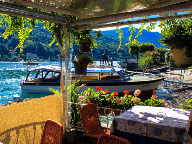 Hòn đảo Isola Bella nằm giữa hồ Maggiore ở Italia là địa điểm du lịch hấp dẫn trong mùa hè với những lâu đài cổ và các khu vườn đẹp mê ly.