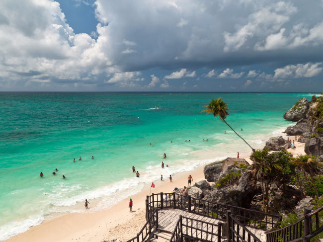 Được độc giả của tạp chí du lịch TripAdvisor bình chọn là điểm đến mới nổi hấp dẫn nhất trong năm 2015, thị trấn Tulum ở Mexico nổi tiếng với bãi biển đẹp, ẩm thực phong phú và nhiều hoạt động hấp dẫn, như tham quan khu di tích của người Maya.
