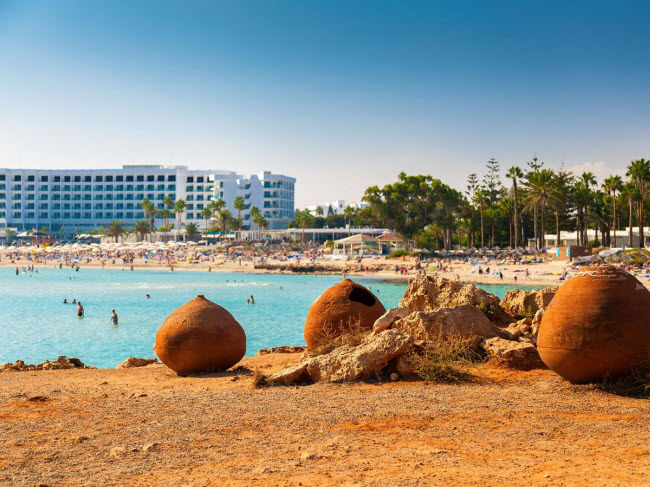 Với người yêu thích những buổi tiệc sôi động trên bãi biển, thì bãi biển Nissi ở Đảo Síp là địa điểm không thể bỏ qua trong mùa hè năm nay.