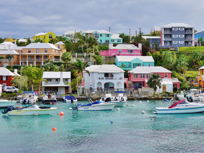 Đảo Bermuda được bao quanh bởi cán rạn san hô với sinh vật biển rất đa dạng. Địa điểm này thích hợp cho những hoạt động bơi lặn và chèo thuyền.