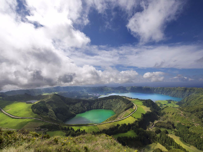 Quần đảo Azores ở Bồ Đào Nha cũng là một trong những thiên đường vào mùa hè này. Du khách tới đây có thể khám phá những kỳ quan thiên nhiên từ bãi biển, hồ, hang núi lửa và thác nước.