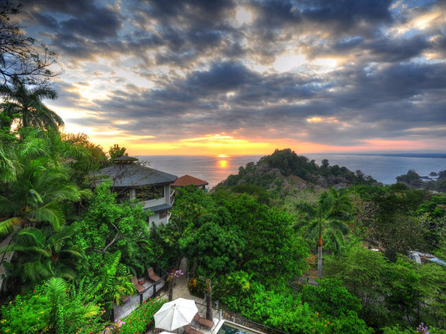Tới Costa Rica vào mùa hè, du khách có thể nghỉ tại những khu nghỉ dưỡng được xây dựng giữa rừng nhiệt đới hoang sơ.
