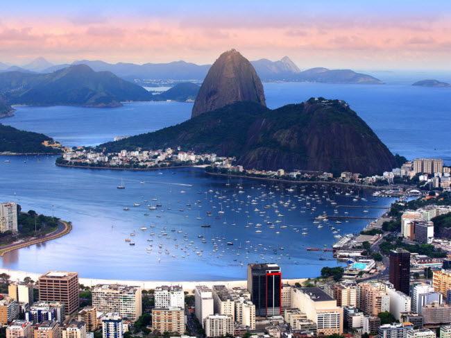 Thành phố Rio de Janeiro ở Brazil có nhiều cảnh đẹp hút hồn du khách, những bãi biển cát trắng cùng nhiều hoạt động ngoài trời thú vị.