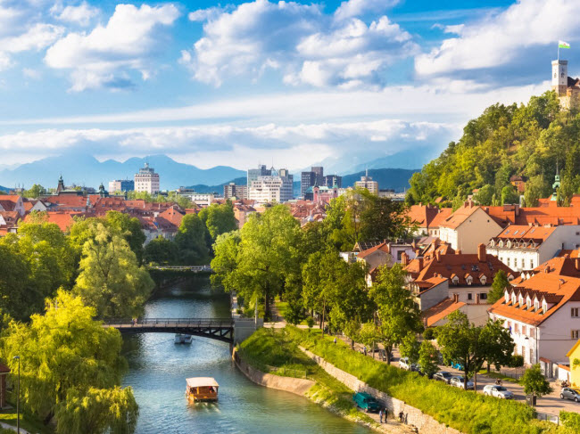Thành phố Ljubljana ở Slovenia được Ủy ban châu Âu bình chọn thủ đô xanh nhất châu Âu năm 2016. Thưởng thức bữa ăn tại những quán cà phê ngoài trời ven sông ở Ljubljana thực sự là một cảm giác thú vị.
