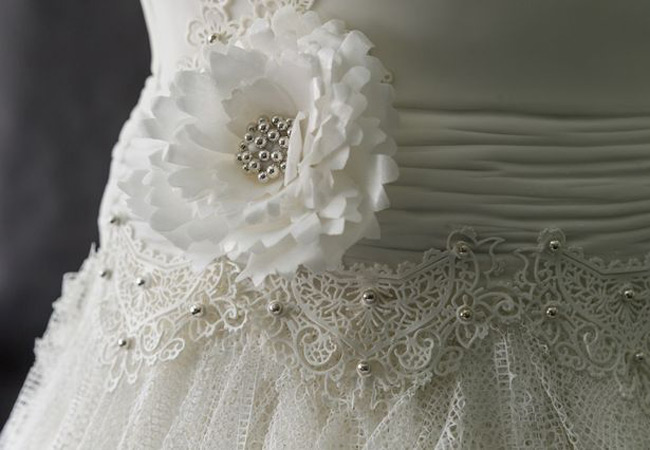 Từng chi tiết của chiếc váy cưới bằng bánh được làm rất tinh xảo. Đội ngũ chuyên nghiệp phải mất hơn 300 giờ để hoàn thành nó.