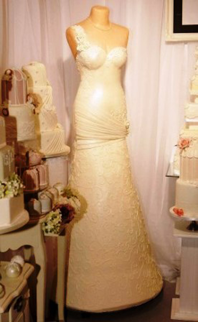 Một chiếc váy cưới khác dài hơn 1,8m được làm từ 17 tầng xốp bánh, 22kg đường, gần 1kg kem đường trộn lòng trắng trứng.