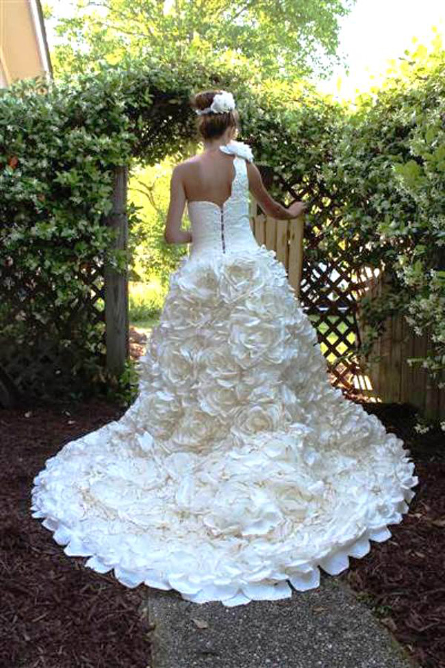 Những kiểu váy cưới làm từ giấy vệ sinh trông tuyệt đẹp nhưng các cô dâu không dám mặc vì sợ rủi ro.