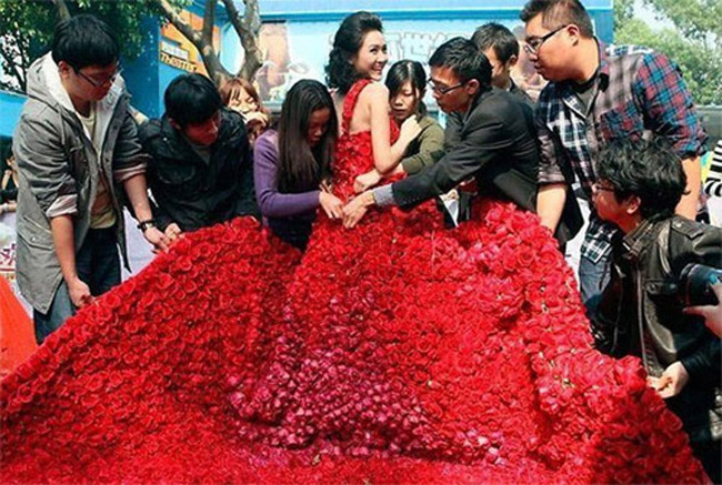 Váy cưới làm từ 9.999 bông hồng là món quà cầu hôn đặc biệt của anh Tiểu Phàm người Trung Quốc.