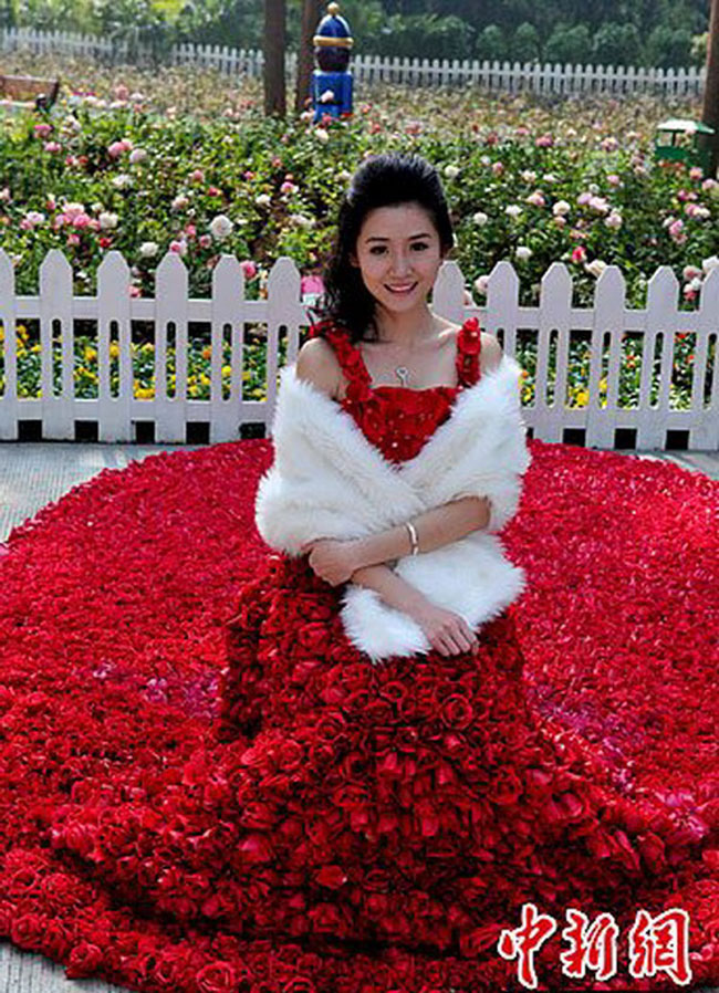 Cô gái có được món quà là chiếc váy bằng hoa này đã giành giải nhất trong cuộc thi Hoa hậu của thành phố Trường Long.