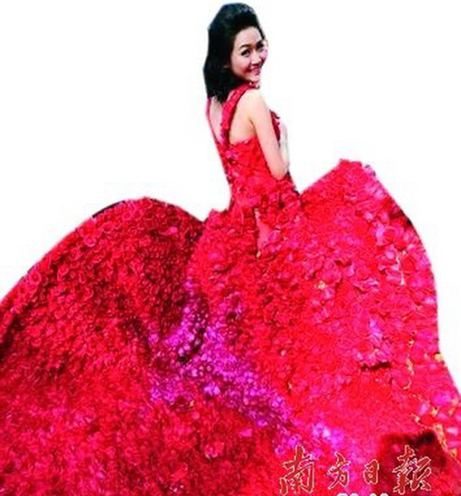Anh Tiểu Phàm đã cầu hôn cô bạn gái Duẫn Mật bằng cách tặng cô chiếc váy cưới làm từ 9.999 bông hồng.