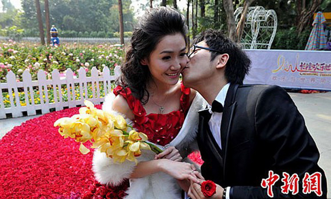 Cả hai người quen nhau 13 năm và lời cầu hôn đặc biệt bằng chiếc váy 9.999 bông hồng đã phát huy tác dụng.