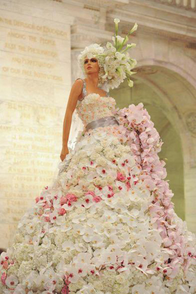 Một chiếc váy cưới khác được làm bằng hoa lan rất kỳ công.