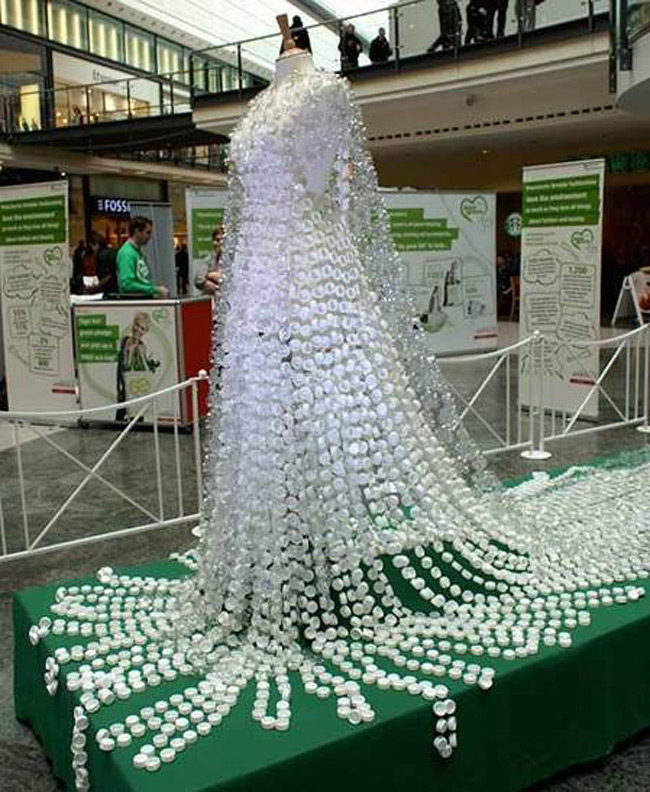 Chiếc váy được làm từ 6.512 chiếc nắp chai và 1110 đáy chai nhựa đựng nước.